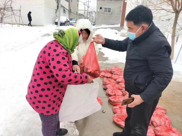 冬日暖心鱼 幸福过大年——商水县东城街道王沟桥村为村民分发年鱼